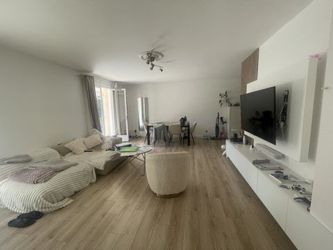 Deze smaakvol gerenoveerde gelijkvloerse woning, gelegen op 10 minuten lopen van het stadscentrum, beschikt over twee slaapkamers, een badkamer met douche, een apart toilet en een prachtige, lichte woonkeuken met directe toegang tot het terras. Een a...