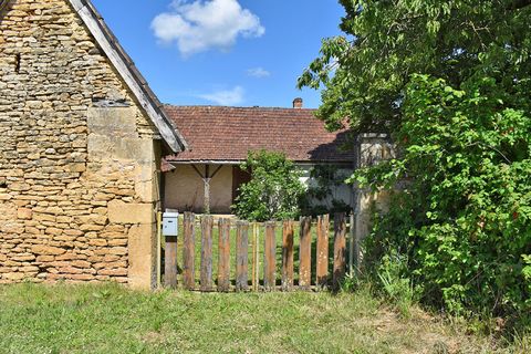 24290 AUBAS. Ferme à rénover, granges, terrain d'en 2500m². Prix de vente : 169 000 euros (honoraires charges vendeur ). Située à 2 km de Montignac Lascaux, dans la vallée de la Vézère, cette ancienne ferme se compose d'une maison d'habitation de 95m...