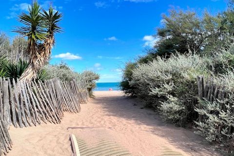 Welcome to Loggia Verde, a spacious and modern studio located just 450 meters from the beach in a quiet residential area of Valras-Plage. Perfect for a couple or small group, this 33 m² accommodation is set in a secure, recently built residence with ...