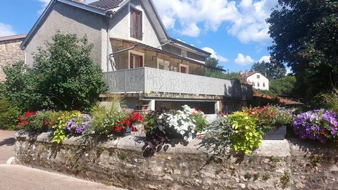 Maison de village 204m², 3 chambres, deux terrasses exposées sud-ouest, vue sur la Vallière