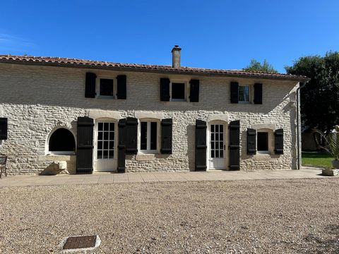Maison Charentaise, avec piscine et jardin arboré
