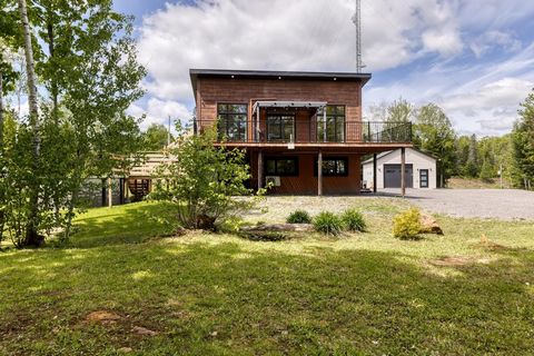 Chaleureuse propriété construite en 2015, cette maison en bois vous offre une vue sur les montagnes. Luminosité exceptionnelle grâce à une grande fenestration et un plafond cathédrale, plancher chauffant au rez-de-chaussée, deux chambres à coucher et...
