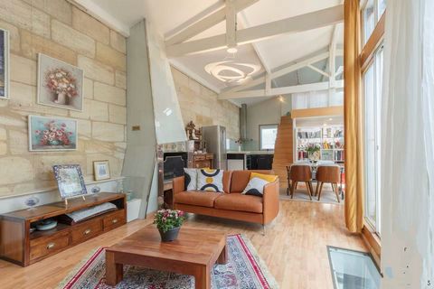 MAISON EN PIERRES AU COEUR DES CHARTRONS