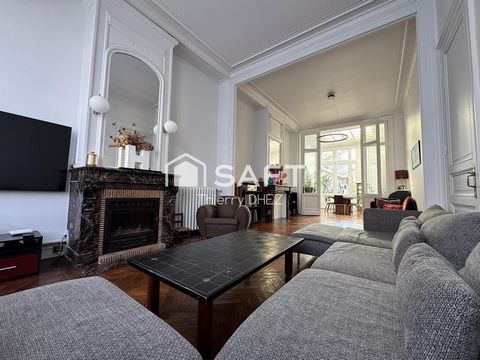Idealement placée, superbe semi-bourgeoise 1890 de 190 m² avec 5 chambres, jardin sud et garage. Métro tramway et gare à 5mns