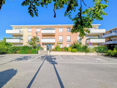 Vue dégagé face aux collines du Luberon.