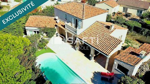 "Spacieuse villa avec piscine, cadre résidentiel prisé"