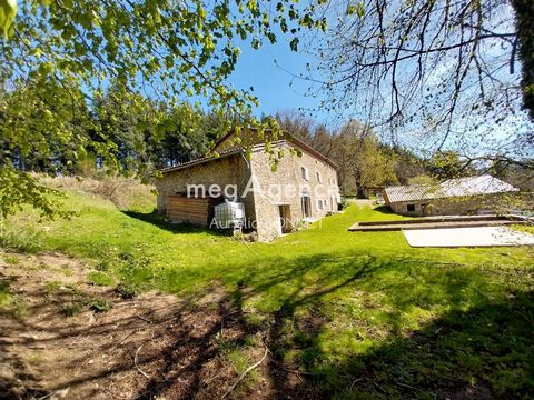Longère avec dépendances, piscine et terrain attenant.