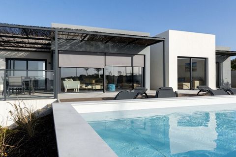 Modern house 2+1 bedrooms in a new private residential complex with private pool. Nearby are golf courses, beaches, Ferragudo, Carvoeiro and restaurants
