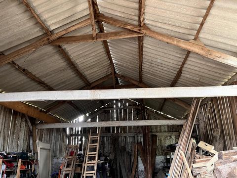 Hangar et terres agricoles