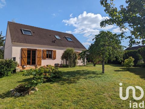 iad France - Maryline Boury vous propose: BRIARE- 1H30 de Paris - 5 mn d'une sortie d'autoroute - Proche de toutes commodités y compris de la gare, ce pavillon en parfait état mérite votre attention : Il s'ouvre sans marches sur une belle entrée, sal...