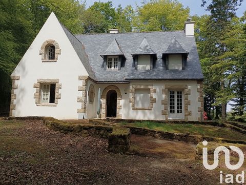 iad France - Yannick Guillaume vous propose: Magnifique Maison Traditionnelle de 184m² à rafraichir sur un terrain arboré de 5000m² environ et sans vis à vis dans un secteur calme. Au rez de chaussé salle salon cuisine arrière cuisine,une chambre ave...