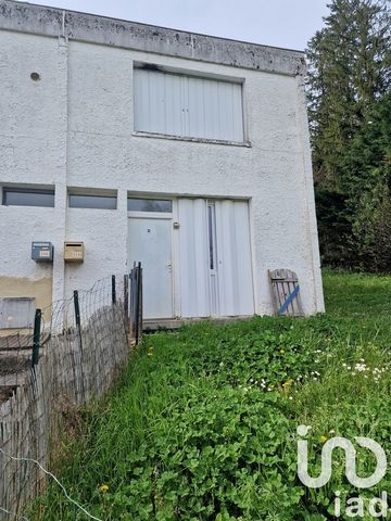 iad France - Sylvie Vandenbosch vous propose: Charmante Maison à Rénover avec Jardin à Nontron Idéalement située à Nontron, cette maison de 82.81 m² nichée sur un terrain de 586 m² offre un potentiel unique pour les amateurs de rénovation. Avec 3 cha...