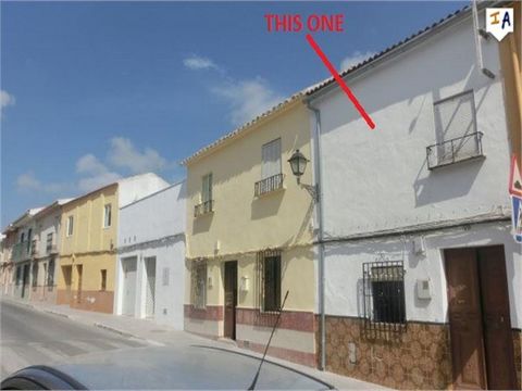 Cette maison de ville de 2 chambres à coucher est située dans une rue large de la ville populaire de Moriles, dans la région de Cordoba en Andalousie. Avec beaucoup de places de stationnement juste devant la propriété, vous entrez dans la maison par ...