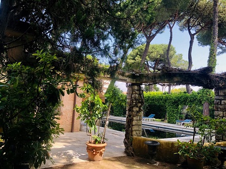 Detached/free standing villa, in habitable condition and ready to be moved into, located 200 m from the beach of Versilia in a seaside town of Marina di Pietrasanta. The property is set on 2 levels and consists of: The ground floor with an equipped k...