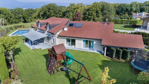 Messery, near Lake Geneva, superb villa of 300 m2 on 3 levels which will seduce you by its beautiful volumes and its layout. This contemporary style property can be sold with high-quality custom-made furniture. The ground floor offers a large living ...