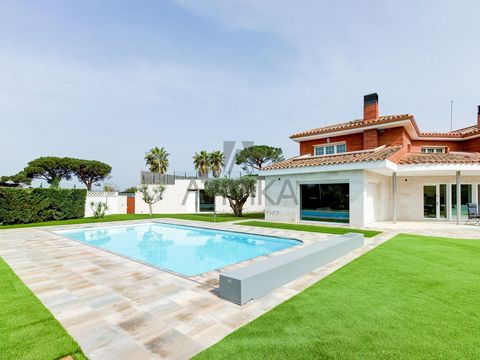 Espectacular casa o chalet de 7 habitaciones, en Vilanova del Vallès, provincia de Barcelona. La propiedad se trata de una casa inteligente (con un excelente sistema de ahorro de agua y energía) de más de 700m2 construidos sobre una parcela de alrede...