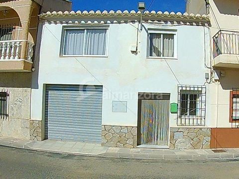Se vende una casa de dos plantas en el agradable pueblo de Almanzora aquí en la provincia de Almería. La casa tiene un garaje adjunto y en la planta baja tiene un pasillo que conduce a un pequeño salón, un dormitorio, cocina y baño con cabina de duch...