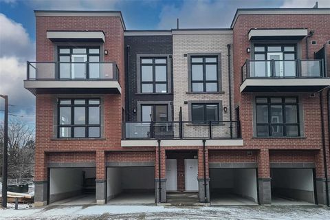 Immaculate Urban Brand New Modern Townhouse In Oakridges, Steps To Yonge, Sun Filled & Spacious, Floor To Ceiling Windows, Open Concept Throughout, Brand New Appliances, Bbq On Your Own Rooftop Terrace, 2 Balconies On 2nd & 3rd Floors. Super Convenie...