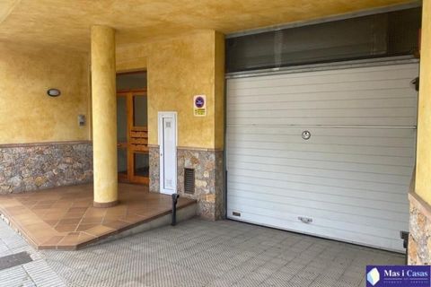 EXCLUSIVE - For sale parking space, 18.50 m2, very spacious, located on Avenida Girona de L'Escala, just below the Post Office building. Good opportunity to park in L'Escala, without having to go around!! Very easy maneuver access.