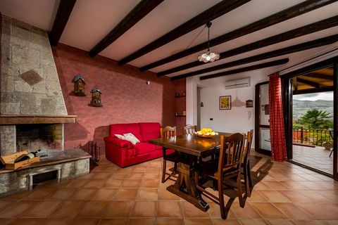Esta encantadora casa de vacaciones está situada en Castellammare del Golfo, Sicilia. Hay 3 dormitorios que pueden alojar hasta 5 personas a la vez. Es un alojamiento ideal para una familia. Hay un hermoso jardín donde se puede barbacoa. La casa está...