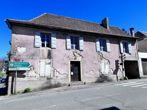 Small building to restore near the city center of Figeac. It is made up of a ground floor and 2 levels, the last of which is a beautiful roof space under a framework. --> 275 m² of living space can be cleared: - Level 0 for 75 m² (porch allowing a ga...