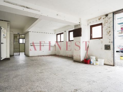 Warehouse in Alqueirão, with office room and w / c. The warehouse served as an electrical equipment company and is located in a residential area on a cul-de-sac. It has 3 meters of ceiling height with lease agreement running from August / 2022 to Aug...