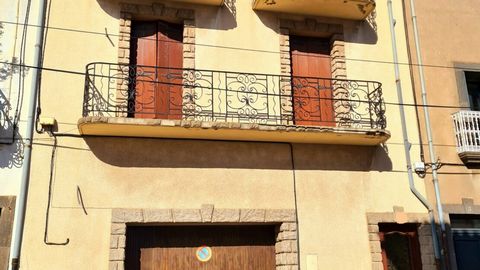 Dynamic and beautiful city with all shops, at only 5 minutes from the beach, 5 minutes from Vias and 10 minutes from Beziers/Cap d'Agde airport. Pleasant city house (2 faces) with lots of charm and space, offering a living space of 145 m2 comprising ...