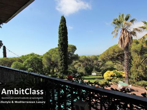 To live on one floor very comfortably with sea views. It has a total constructed area of 650 m.2 including a house of masoveros or guests and located on a plot of 3,426 m.2. with spectacular sea views. It is important to note that there is the possib...