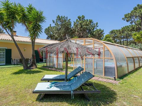 AUF DER SUCHE NACH EINER EINSTÖCKIGEN VILLA MIT 4 SCHLAFZIMMERN IN HERDADE DA AROEIRA MIT POOL UND LICHTDURCHFLUTET? MACHEN SIE DIESE VILLA ZU IHREM ZUHAUSE Die Flächen dieser Villa verteilen sich wie folgt: Eingangshalle 25m2 Küche 41m2 mit Zugang z...