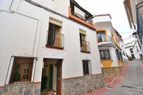 TYPICAL VILLAGE HOUSE IN MONTEJAQUE. Located next to the central square of the town, where the town hall, the church and the bars are located. This house was for a long time housing and the churrería of the town, so that it had two entrances one for ...