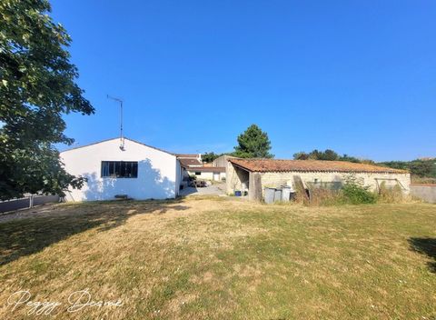 Dpt Charente Maritime (17), à vendre CHARRON maison plain-pied P5 de 99 m² - Grange de 45 m2 - Terrain de 745,00 m²