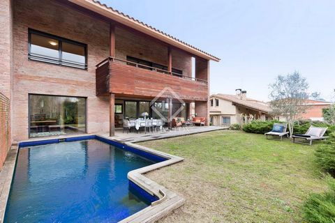 Lucas Fox presents this magnificent and bright 540 m² villa , with all the comforts, located on a 1,400 m² plot in one of the most exclusive areas of Sant Cugat, bordering the golf countryside . It is the perfect option for those who want to enjoy na...