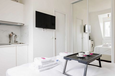 This is a cozy studio located on the 6th floor (with an elevator) of a secure and beautiful Haussmann-style building. It includes the following features: A double bed (140x190 cm). A fully equipped kitchenette with a refrigerator, induction cooktop, ...