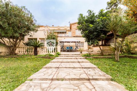 This house has a total of approximately 343m2 and a large flat plot of about 2145 m2 with many possibilities The house has a total of two floors Upon entering we find a large hall tastefully renovated and leading to the lounge area This area has a ve...
