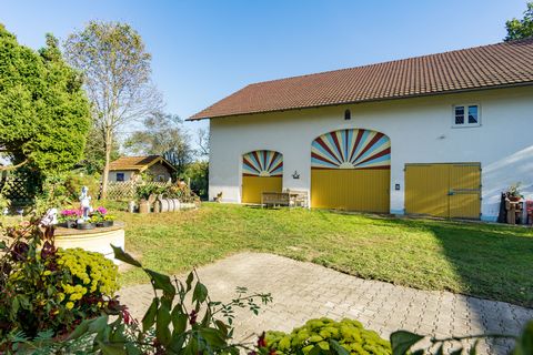 The sunny rooms are located in the former farmhouse on the 1st floor, which was transformed into a feel-good oasis and completely renovated in 2023. The Eichen-Hof is idyllically situated in the middle of forests and meadows on the edge of a small vi...