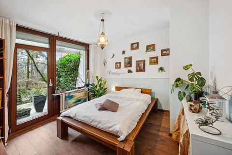 Wunderschön in antik-modernem Stil eingerichtete Zweizimmerwohnung mit geräumigem Bad sowie einem Wohnzimmer und Schlafzimmer mit Blick ins Grüne. Die Wohnung verfügt über eine neue Einbauküche mit Markengeräten. Über die ca. 17qm große, nach Süd-Ost...