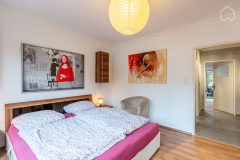 Diese modern eingerichtete 2-Zimmer-Wohnung liegt in der wenig befahrenen, ruhigen Gaußstrasse, unweit vom Gelände der Kölnmesse, RTL und Lufthansa. Außerdem ist die Seilbahnstation, sowie Claudiustherme, mehrere Restaurants und Einkaufsmoeglichkeite...