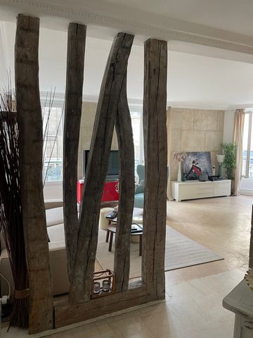 Located in the heart of the 10th arrondissement opposite the Saint Vincent de Paul church. This spacious 2 bedroom apartment has it all. It is tastefully decorated and very refined. This one is very bright, thanks to these large and beautiful windows...