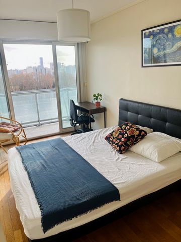 5-room flat with 4 bedrooms, 2 bathrooms, furnished, offering a breathtaking view of the Seine, close to shops and transport (~10 min walk from Gabriel Pérri). Shared flat accepted - Each bedroom has a double bed, full bedding and desk. - Living room...