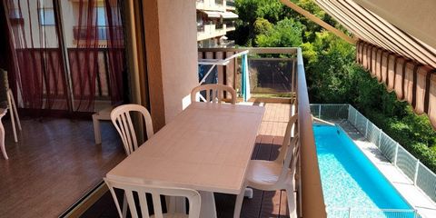 Flat at the foot of the historic centre of Fréjus. Close to shops. 5-minute walk from the station. 10-minute walk to Port Fréjus. Quiet flat in a quiet residence, overlooking the residence's green spaces and swimming pools. Very quiet, secure residen...