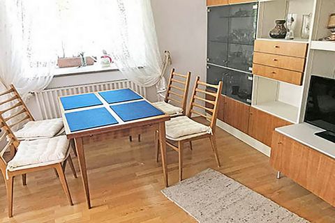 The apartment in the 3-family house with 800 square meters of garden is completely modernly furnished with new electrical appliances - like a holiday apartment - with Miele washing machine and much more. The apartment was remodeled in 2019: a new, la...