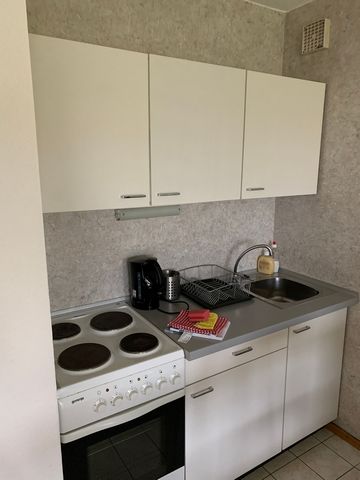 Beautiful, quietly located apartment near the university and Hubland for short-term rent. Direct access to the Rooftopterrase, fully equipped kitchen including coffee machine, very comfortable box spring beds, large flat screen TV. Internet, all util...
