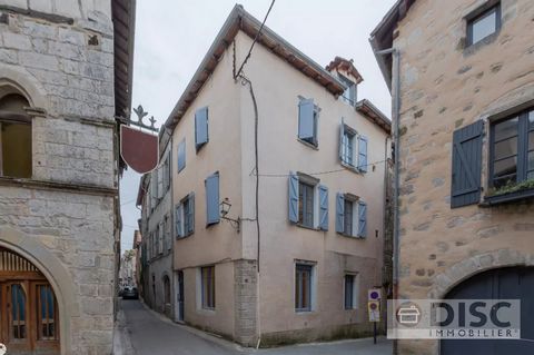This building is located in the historic heart of the medieval village of Saint Antonin Noble Val, near the church. This building consists of two apartments that have been completely renovated. Entering the building you enter a spacious hall, this ha...