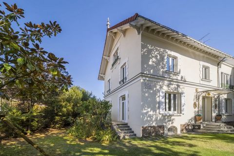 In the sought-after Bécon district. Spacious family home of 280.74sqm built in 1880 on a 692sqm wooded plot. This historic Asni home comprises, on the ground floor, a vast entrance hall opening onto a living room with fireplace, dining room, bathroom...