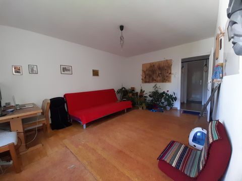 The 3-room apartment with wooden floor is a spacious bright apartment and fully furnished. The apartment, kitchen, study are all fully equipped. So in summary it is as follows: 1st room (our living room) ~ 20 m2: south-west exposure, nice and bright ...