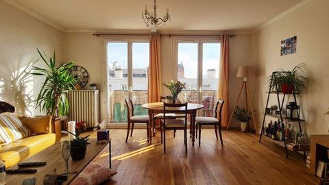 This very bright and quiet flat is located in a well-maintained building, in a residence with a caretaker. The flat consists of: -a living room with French windows opening onto a balcony without vis-à-vis -two nice bedrooms with wardrobes -a fully eq...