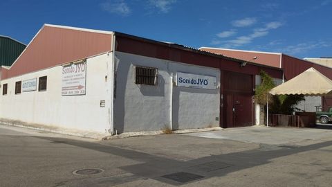 We offer for sale a great warehouse in the La Vega Industrial Estate in Atarfe.La location of the warehouse is strategic for logistics. Ideal as an investment, for example, to convert them into storage rooms