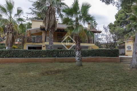 Lucas Fox presents this house with an excellent location, just 300 meters from the town and the La Cañada metro station, with a corner plot , three blocks away, of almost 2,800 m². The property is distributed over two floors, plus an area under the h...