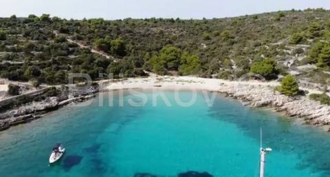 Drvenik Veli, agricultural land area 891 m2, 1256 m2 and 1568 m2. The plots are quite regular in shape, approx. 350 m aerial distance from the sea, above the bay of Solinska. Untouched nature, beautiful beaches, crystal clear sea, perfect for those w...