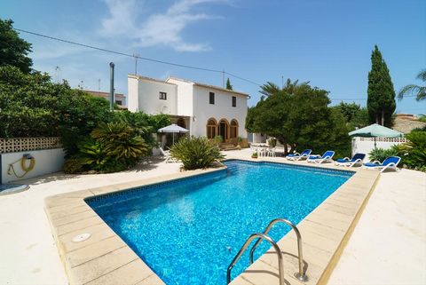 Klassisches und romantisches Ferienhaus mit privatem Pool in Javea, an der Costa Blanca, Spanien für 6 Personen. Das Haus liegt in einer ländlichen Strandgegend. Das Ferienhaus verfügt über 3 Schlafzimmer und 2 Badezimmer, verteilt auf 2 Ebenen. Die ...